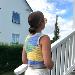 House of sunny inspirerad topp - House of sunny inspirerad egenvirkad väst av återvunnet garn! Supermjuk och bekväm väst/topp som är perfekt nu i sommar som den är eller till höst och vinter med en t-shirt eller skjorta under🌸🌸   Tveka inte att skriva om du har fler frågor eller såå!!  Kika även gärna in på min sida där jag säljer mer egensydda och virkade kläder av återvunnet material🌳🌳 Finns även på instagram @lucu.studio 💗💗