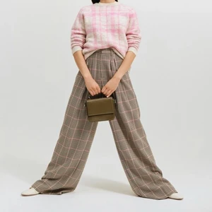 Byxor med hundtandsmönster  Carin Wester - Säljer dessa vida byxor med hundtandsmönster från Carin Wester i storlek 36. Jag är 173 och de går ner till marken. Endast använda 2 gånger. Köpta för 599kr men säljer för 300kr. Köparen står för frakt! 