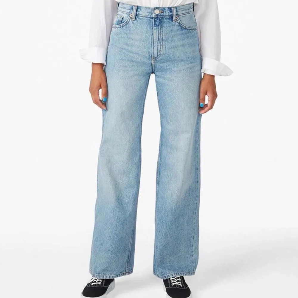 Säljer ett par Yoko Jenas ifrån Monki! Köpta här på plick men har aldrig kommit till användning då de är för långa för mig som är 1,66 lång! 💙 köpare står för eventuell fraktkostnad . Jeans & Byxor.