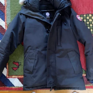 Canada goose - En extremt bekväm och snygg vinterjacka, håller dig varm i ner till -20 grader, storlek L men passar M och den sitter tight längs med kroppen väldigt bra skick och finns kvitto och kartong med, nypris 9800kr