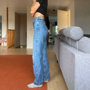 Jeans från Weekday  - Säljer dessa Weekdayjeans i modellen Rowe Extra Hogh Straight i storlek 26/32 i färgen Sea Blue. Jag är 173cm Använda sparsamt. Köpta för 500kr men säljer för 200kr inklusive spårbar frakt