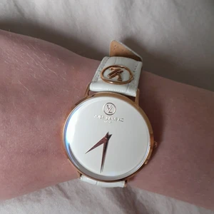 Klocka - Säljer en Yves Lansac Paris klocka om aldrig kommit till användning. Den är i nyskick då den inte är använd. Inga repor och inget är trasigt. Klockan är i vitt läder och har guldiga ditaljer.