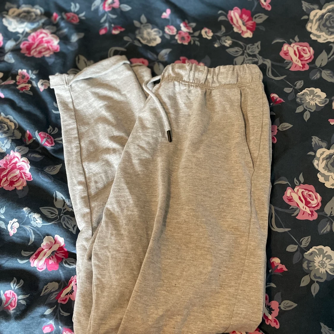 Basic grå mjukisbyxor - 90