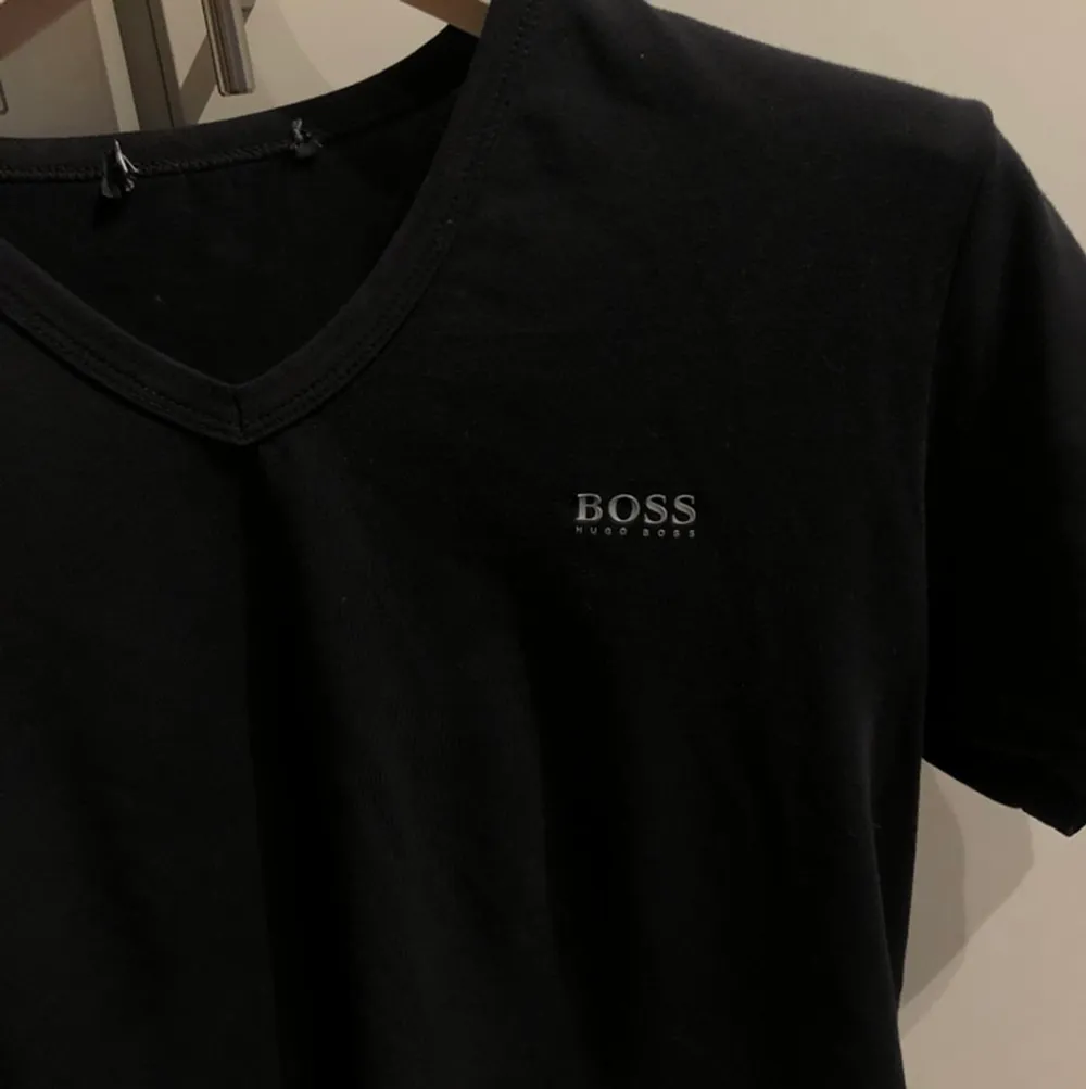 En jättefin Hugo boss fejk T-shirt i strl M!❤️🥰. T-shirts.
