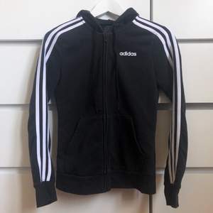 Adidas zip up hoodie i jätte fint skick, knappt använd. Storlek xs. Pris kan diskuteras och köparen väljer frakt :)