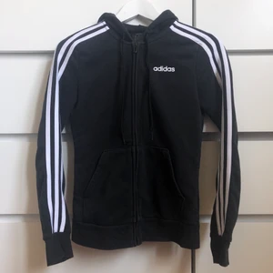 Adidas hoodie - Adidas zip up hoodie i jätte fint skick, knappt använd. Storlek xs. Pris kan diskuteras och köparen väljer frakt :)
