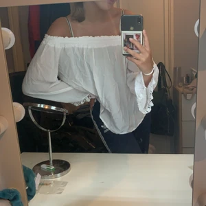 En fin blus - Säljer denna från chelsea, för den kommer inte till användning längre. För fler bilder eller frågor är det bara att fråga mig så kan jag fixa det💗