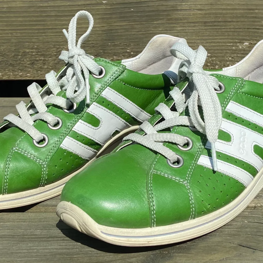 Coola gröna Ecco skor i äkta läder. Bara andvända några gånger men i bra skick!!. Skor.