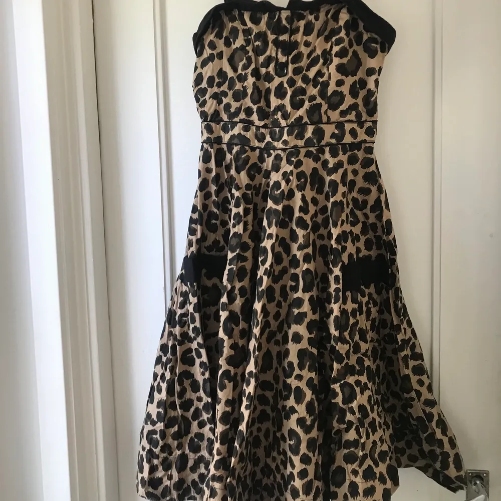 Cute leopard print dress in size 34 from H&M. Klänningar.