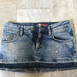 Q Now jeans kjol  - Kort Jeans kjol med märket Q Now. Storleken är 34. Har används tidigare. 