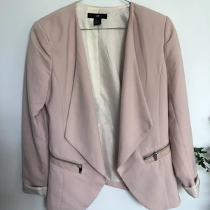 Rosa kavaj - Rosa/beige kavaj ifrån HM i storlek 38. Två dragkedjor men utan fickor. Figursydd och med små axelvaddar 