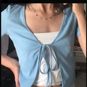 Ljusblå kofta - Denna super fina ljusblåa kortärmade kofta säljer jag! Den har ett jätte fint tyg och passar jätte fint till ett vitt linne och en blå blommig kjol. Älskar denna så mycket men kommer tyvärr inte till använding då det inte är min stil riktigt. Använt fåtals gånger är ett otroligt bra skick. Den är som ny❤️