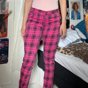 Byxor från living dead souls - Byxor i fint skick, men finns visst slitage men ej mycket. Katt i hemmet. Lågmidjade. 