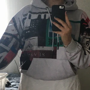 Nakd hoodie - Jag säljer nu min nakd hoodie då den inte är min stil längre, inte använd ofta. Tunt material väldigt lätt att ha i varmt väder. Skriv till mig vid fler frågor:)