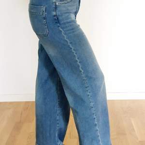 De perfekta blåa highwasted wide legged jeansen. Jag är 155 cm och dem är strax lite korta så dessa jeans är perfekt för dem kortare. Nyskick och har helt enkelt inte kommit till användning. Originalpris 300kr. 