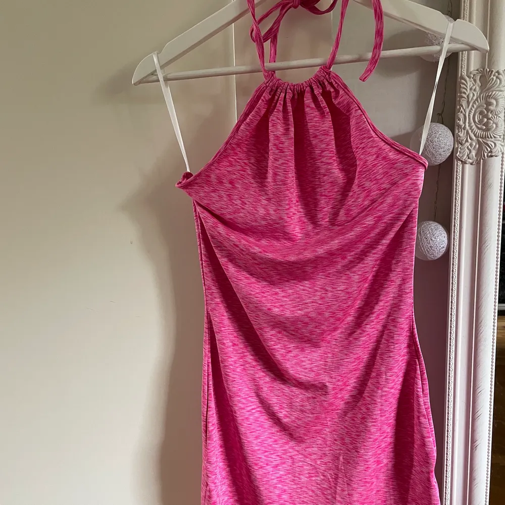 Jättefin rosa melerad klänning från Shein. Helt ny och aldrig använd. Säljer för jag inte tycker jag passar i den 💕. Klänningar.