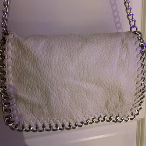 Axelväska från scorett  - Säljer min axelväska från scorett i den näst största storleken. Använd ett par gånger, bra skick. Nypris 499:-. Mitt pris 199:-. Pris kan diskuteras. Köpare står för frakt