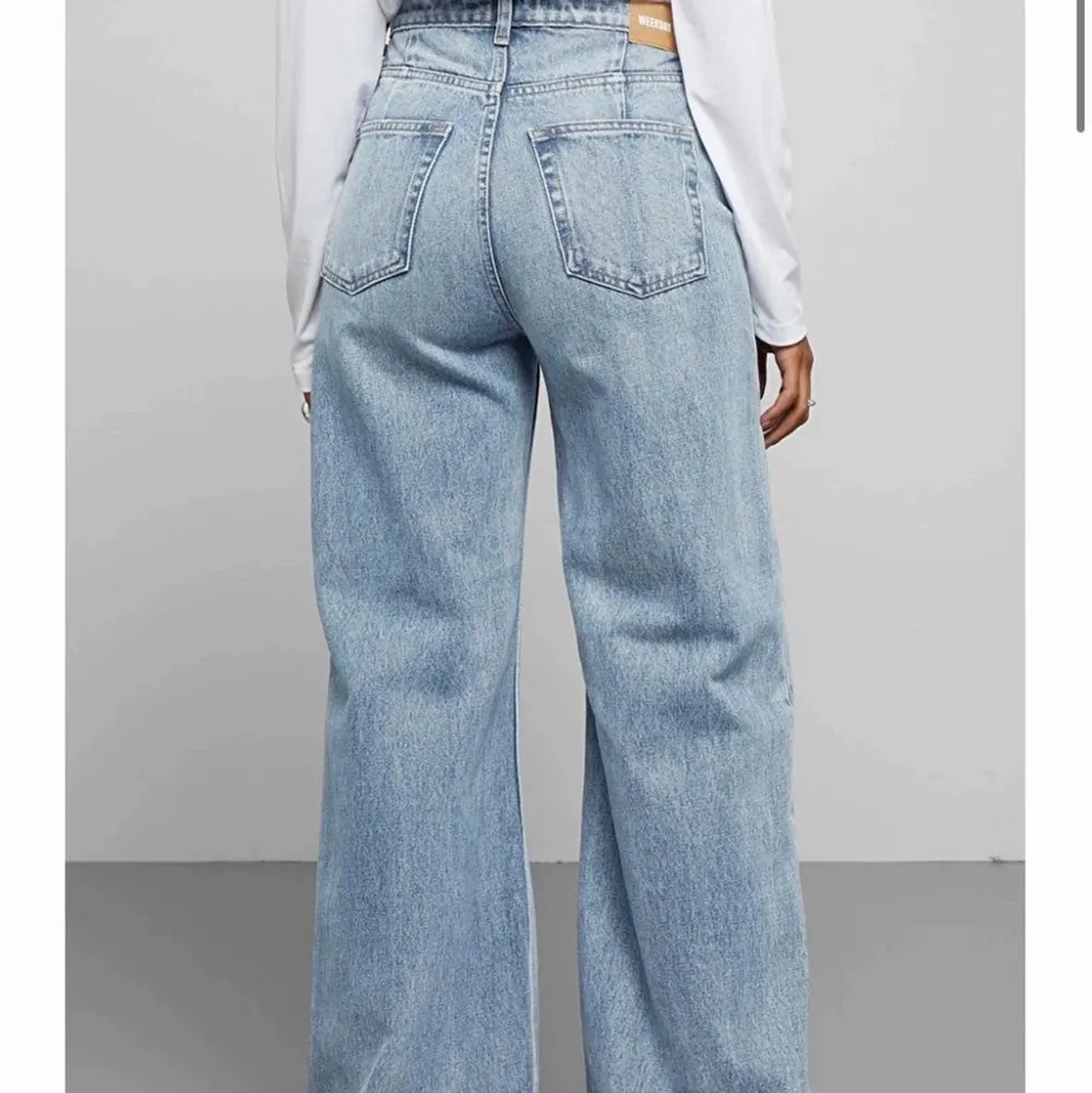 Fina väldigt långa, högmidjade ganska baggy jeans. Nypris 500kr. Storlek 25/34 vilket typ motsvarar ett par långa storlek 36. Inte särskilt mycket använda då de är lite små på mig☺️☺️. Jeans & Byxor.