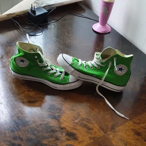 Åkta unisex converse  - Användade en gång och passar till båda kön. Passar 39- 39.5