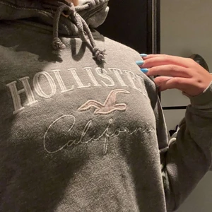 Hollister Hoodie  - En grå fin hoodie med tryck. Den är i storlek XS men skulle säga att den passar S lika bra. Knappt använd och är i väldigt bra skick 🙂