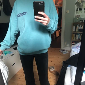 Collegetröja  - Super snygg och bekväm turkos collegetröja från carlings i märket rotation. Den är i storlek M och är oversized! 