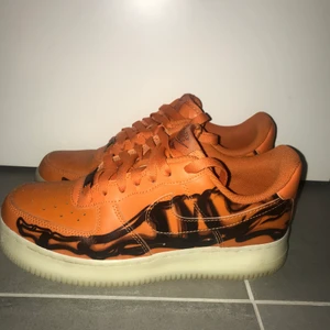  | Nike Air Force 1 Skeleton Orange - Skorna är i väldigt fint skick, en halv ”crease” på högra skon men annars ingenting. NYPRIS: 1500kr.