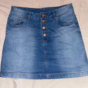Säljer nu min fina jeans kjol som inte kommer till användning :( i väldigt fint skick 💗 kan mötas upp eller fraktar ( köparen står för frakten) PRISET KAN ALLTID DISKUTERAS 💕