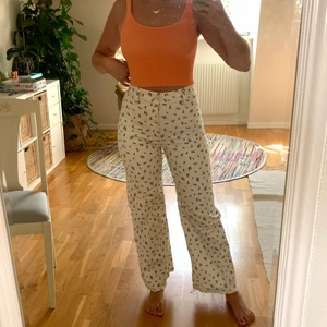 Jeans - Säljer dessa så snygga byxor med små blommor på pga de kommer tyvärr inte till användning :( de är sköna & stretchiga o materialet!🤠 200kr + frakt!🧡