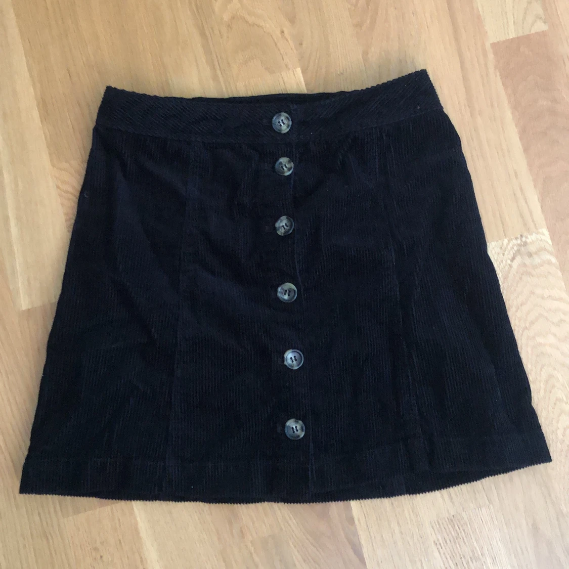 Kjol i svart manchester