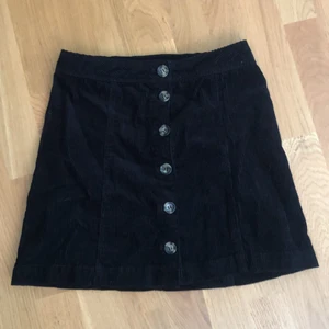 Kjol i svart manchester - Kjol i svart Manchester från HM divided, storlek 34