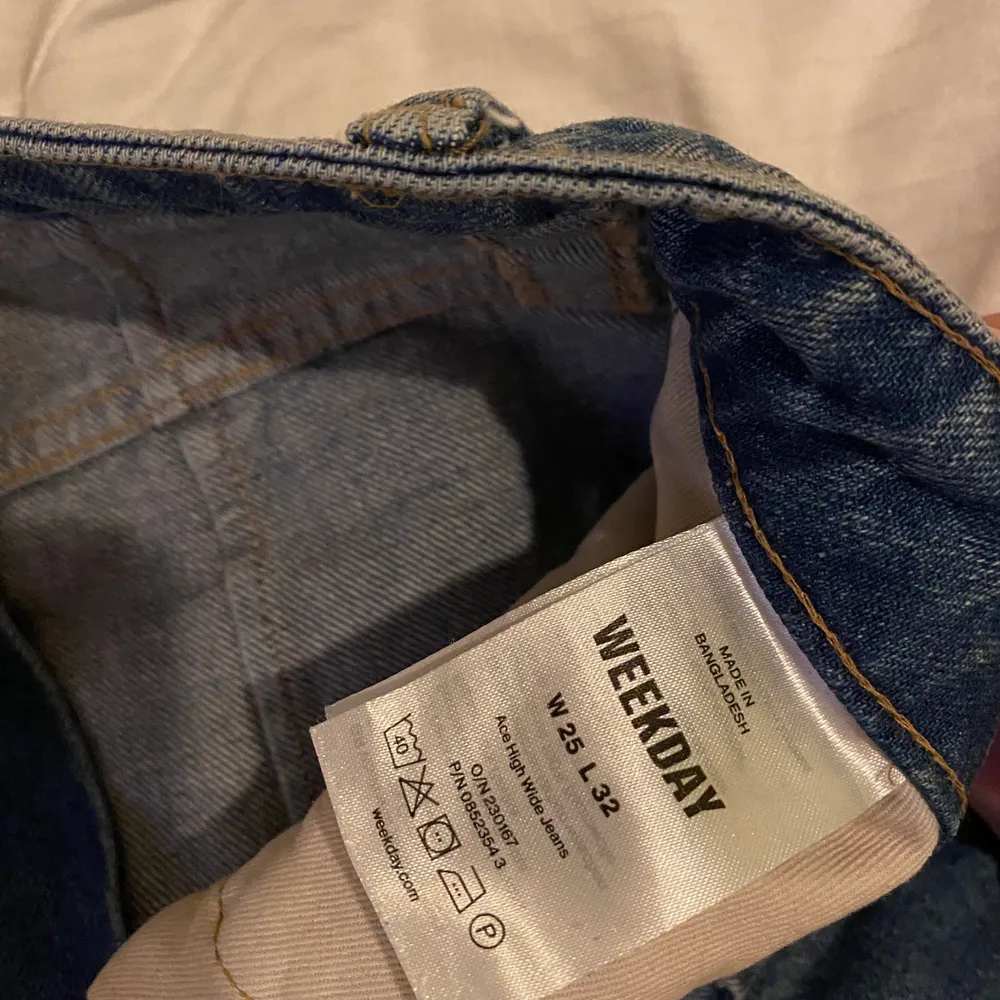 Säljer nu mina as snygga jeans ifrån weekday som jag använt 2 ggr.. säljer pågrund av att jag har 2 likadana men att dessa är förstora 🤍 köpta för 500 men säljer nu för 250 + frakt . Jeans & Byxor.