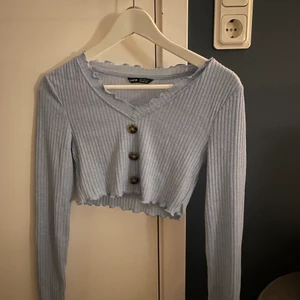 Blå fin topp från SHEIN - Topp med knappar från SHEIN, aldrig använd! Storlek S💕