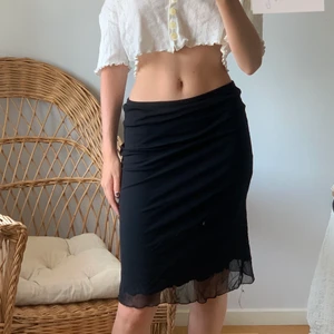 assnygg kjol - så fin kjol köpt på secondhand i y2k stuk! storlek står ej, men passar mig perfekt som är en S, den är i stretchigt material!