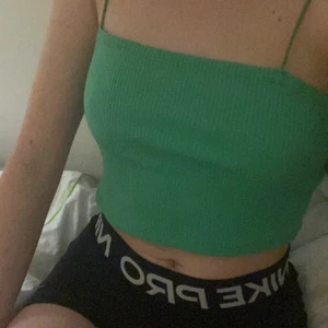 Helt nu jättefin grön topp från h&m 💚 - Har aldrig använt den, väldigt fin grön färg. Storlek M men passar S som jag vanligt vis har! Köparen står för frakten 💕 säljer då den inte kom till användning. Perfekt inför sommaren! Ribbat material. 💕för fler bilder osv skriv privat