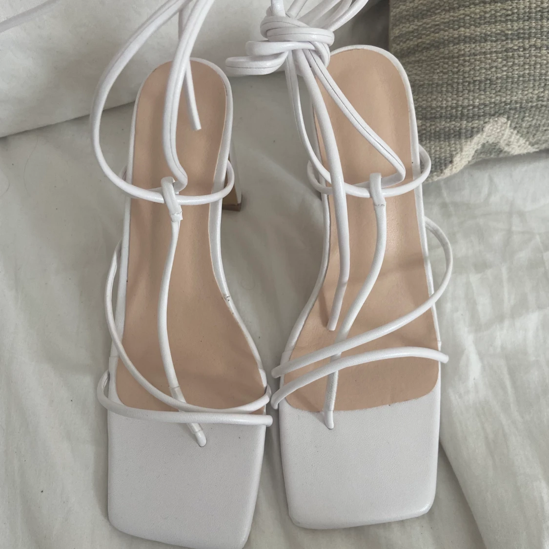 Vita klackar med snörning - 91