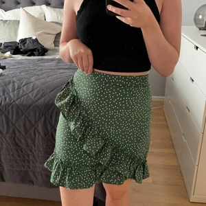 Kjol med volang - Snygg kjol från SHEIN i storlek M, passar även S. 😋 Köparen står för frakten 🥰