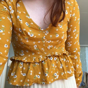 Gul blommig blus - Superfin blommig blus från nobody’s child🌻 Kommer tyvärr inte till användning så säljer här! Nyskick, använg kanske 3 ggr😊 Priset kan diskuteras! (Budgivning vid många intresserade)