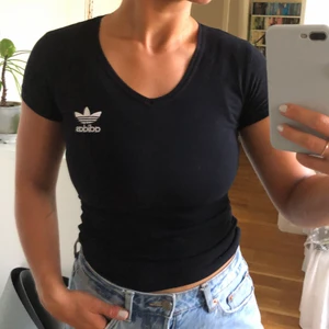 Adidas - V-ringad adidas t-shirt i storlek S. Jag brukar ha storlek S/M, den sitter rätt tight på mig. 