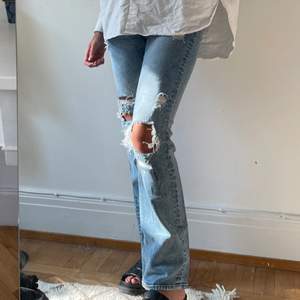 Slitna jeans från hm. Bra passform och lätta att styla. Strl 36/38 och bra skick. 💖.   SÄLJER MER, kolla min profil😇