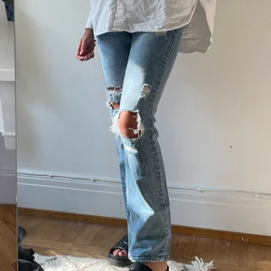SLITNA JEANS  - Slitna jeans från hm. Bra passform och lätta att styla. Strl 36/38 och bra skick. 💖.   SÄLJER MER, kolla min profil😇