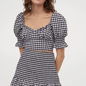 Rutig kjol från H&M - Säljer kjolen på första bilden. Den är helt oanvänd, och i storlek XS. Den sitter väldigt fint på, och passar garanterat även större storlekar då den är väldigt stretchig. Hör gärna av dig om det är något du undrar över! ❤️