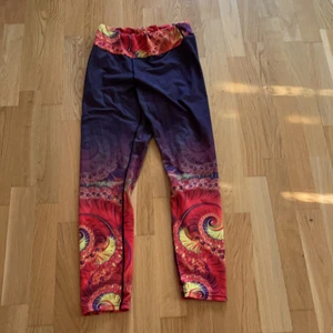 träningsbyxa - Det står att det är storlek small på den Men den är mer som en storlek medium