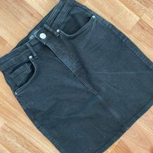Jeans kjol i bra skick använd ett fåtal gånger, längd 42cm säljes 90kr exklusive frakt.