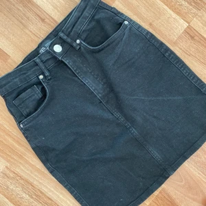 Jeans kjol från zara strl xs  - Jeans kjol i bra skick använd ett fåtal gånger, längd 42cm säljes 90kr exklusive frakt.