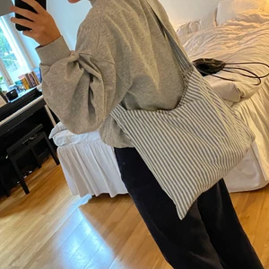 Blå och vitrandig väska  - Säljer denna blåa och vitrandiga väska som jag sytt själv pga oseriös köpare! Den är alltså färdig och redo att skickas direkt! 🌻💛