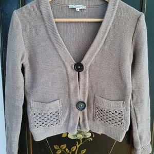 Dagmar kofta - Kofta från Dagmar. Färgen är greige i vissa ljus med ton av pudrig rosa. För liten för mig, tycker jag, men vill man ha en ganska tajt kofta så är den väldigt fin. Fin kvalitet. 100%bomull. Använd väldigt sparsamt, hittar inget att anmärka på.