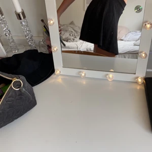 Svart tennis kjol 💓🛍🧞‍♀️💘💒🦕 - Väldigt skön och bra material! Passar super på mig 💓.   Aldrig användt den❤️‍🔥