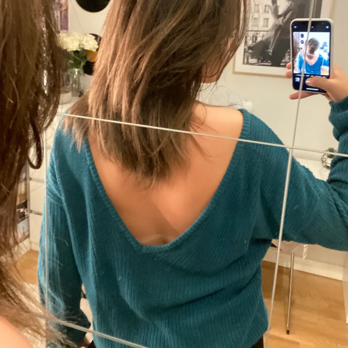 Grön/blå stickad tröja med djupurringning som man användas både fram och bak - 91