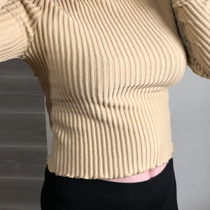 Ginatricot polo tröja - Köpte i vintras för tyckte den va mjuk men kom aldrig till användning 