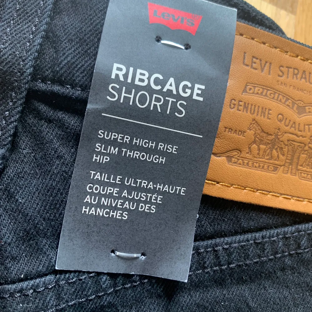 Helt nya shorts från Levis, storlek 26. Modellen heter ribcage. . Shorts.